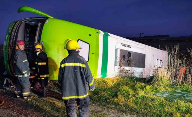 Volc un micro en La Madrid: hay al menos cinco muertos y ms de 20 heridos